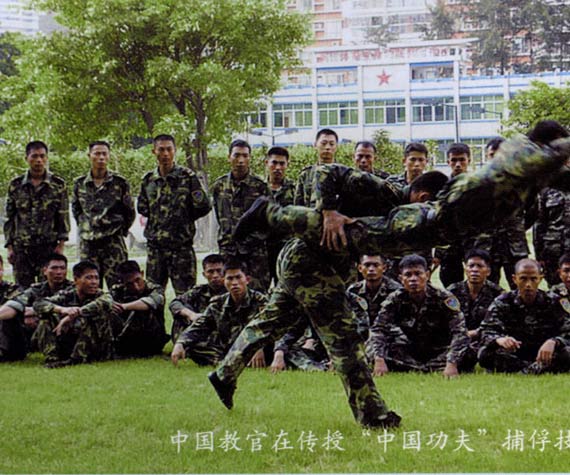 组图:中国陆军特种兵与泰国特种兵切磋格斗术