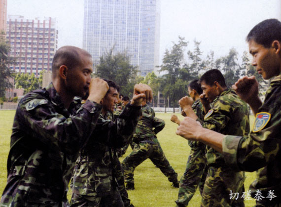 组图:中国陆军特种兵与泰国特种兵切磋格斗术
