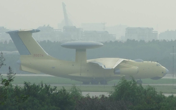 图文：涂有黄色防锈底漆的空警2000预警机