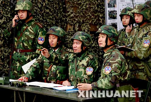 图文：参演部队指挥员在一线指挥战斗