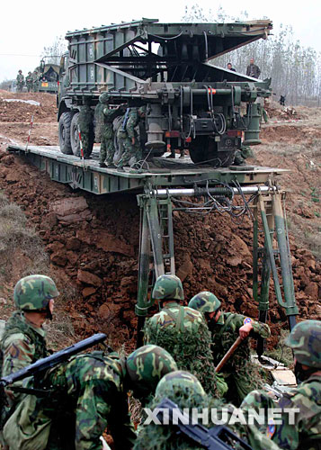 图文：反坦克导弹分队官兵紧急进入发射阵地