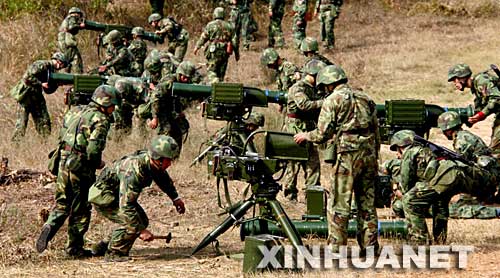 图文：反坦克导弹分队官兵紧急进入发射阵地