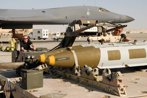 图文：美军准备为B-1B轰炸机装JDAM炸弹