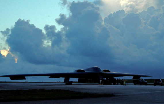 图文：美军B-2隐形轰炸机准备出击
