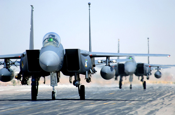 �����վ�F-15ս��������׹����ȫ��ͣ��(��ͼ)