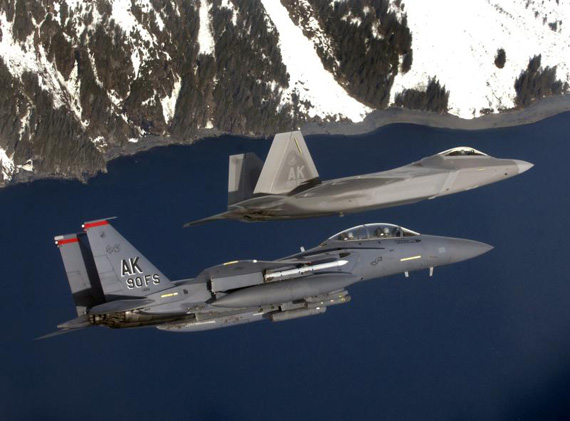 图文：美国空军F-15E与F-22战机同飞