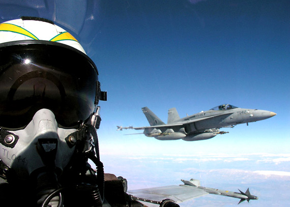 图文：美国海军F-18C大黄蜂战机空中编队