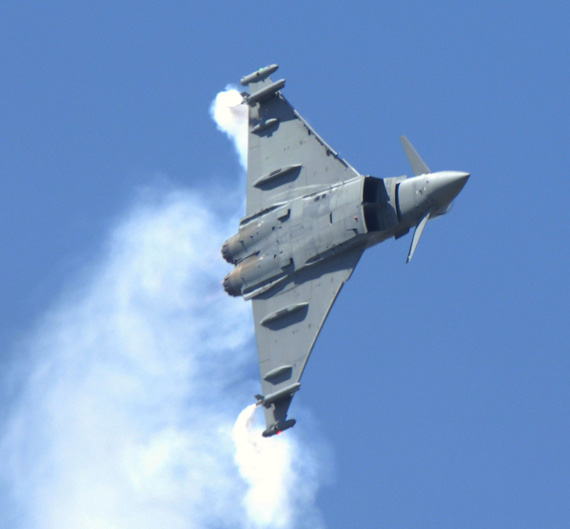 图文:意大利空军台风战机进行机动性能演示
