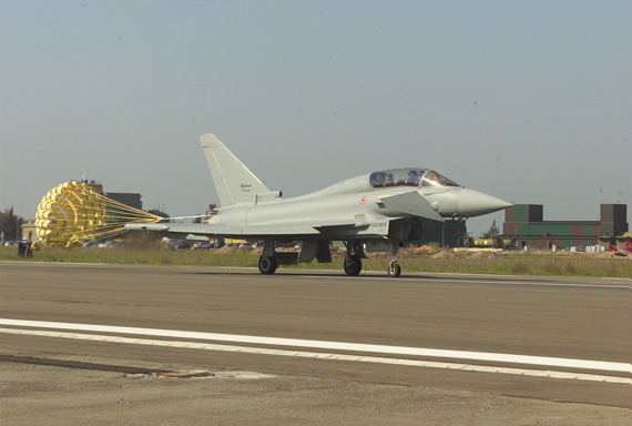 图文:意大利空军双座型战斗教练型台风返航