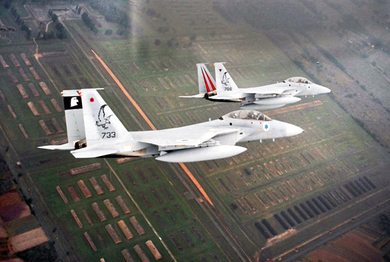 图文：2架以色列空军F-15战机飞行中