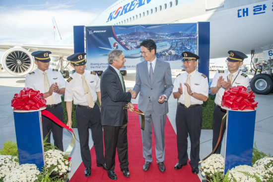 大韩航空航线执行副总裁兼首席市场执行官赵源泰与波音商用飞机总裁兼首席执行官雷·康纳