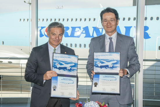 大韩航空航线执行副总裁兼首席市场执行官赵源泰与波音商用飞机总裁兼首席执行官雷·康纳