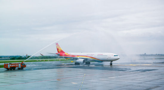 捷克布拉格瓦茨拉夫哈维尔机场“水门”仪式欢迎海南航空北京-布拉格首航航班