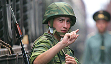 护卫：俄军警卫队护送中方部队