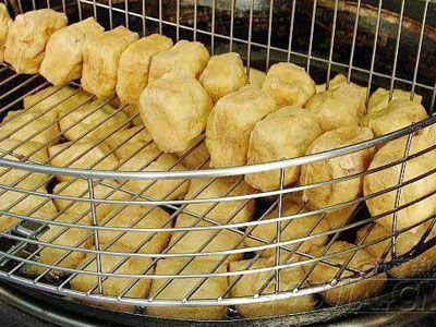 惊爆:小贩曝光用大便制作臭豆腐过程导语:记得