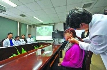整容狂人“红粉宝宝”200次整容经历不堪入目,自称已忘记原本模样。 整容狂人“红粉宝宝”200次整容经历不堪入目,自称已忘记原本模样。