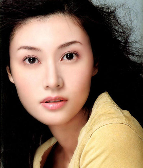 李嘉欣嫁给香港钻石王老五许晋亨,她的田宅宫就开阔且干净。 李嘉欣嫁给香港钻石王老五许晋亨,她的田宅宫就开阔且干净。