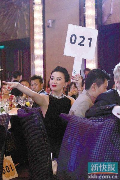 5月27日,“2012年嫣然天使基金(微博)慈善晚宴”在京举办。当天也是女儿李嫣(微博)的6岁生日,王菲不再沉默是金,她盛赞“嫣然”团队和为其献爱心的人们:“你们都是菩萨,我由衷地赞叹随喜。”当晚举办了慈善拍卖等活动,共募捐到5460万元善款,刘嘉玲(微博)、胡军(微博)一家、陈建斌(微博)蒋勤勤夫妇等明星盛装出席晚宴,并为募捐出钱出力。晚宴结束后,昨天凌晨李亚鹏更新微博,写道自己和司机拐进一家小店吃了一碗汤面加瓣蒜来犒劳一下自己。 “我不会讲漂亮的话” 晚宴上,本来并没有安排王菲发言,但是基金委员刘嘉玲临时起意,她说王菲太害羞了,不愿意讲话,但是,“你能讲句话吗?两个字?三个字?”身穿帅气西服的王菲站起来笑了笑:“我要讲什么呢?”刘嘉玲立刻犀利地指出:“超过两个字了。”显然,当天王菲心情不错,她的话罕见地多了起来,“我不讲话,是因为我不会讲很漂亮的话,我以为在这样的场合要讲很多漂亮的话,所以我尽量避免讲话。我确实很佩服嫣然团队,他们很了不起,他们做了很多对我来说根本想象不到的事。”随后,李亚鹏开心地说要撒下娇,“6年来这么辛苦的工作,从来没有得到这样的鼓励。”李亚鹏满脸笑容指着王菲说:“到底还是你厉害。” 李嫣 成为嫣然医院头名患者 北京嫣然天使儿童医院也在当天宣布成立,这是一家非盈利医院,每年将向来自贫困家庭的儿童提供600例全额免费手术及其他方面的医疗救助。李亚鹏介绍,李嫣一直在美国治疗唇腭裂,但是嫣然天使儿童医院成立后,李嫣将是该医院的第一位患者,她再也不用去美国治疗了。 香港有周刊报道,指6岁的李嫣如今基本上跟常人无异,最近更在就读的北京一国际学校里力压一众外籍同学,勇夺校内舞蹈比赛金牌。晚宴当天李嫣也随父母一起,一整天笑得开怀,连脖子上挂着的金牌亦不肯除下,其间又与有份参加晚宴的外籍嘉宾交谈,看来王菲年花15万元让李嫣就读国际学校物有所值。 顺便说说 明星各有妙招劝捐 当天晚宴慈善拍卖的一个特色是邀请明星上台助拍,邓超的法子是讲故事,详细讲述了其助拍的著名艺术家向京的作品《亲爱的小孩》的来历,并说他自己也有向京的作品,是冯小刚导演送给他的。邓超的故事起了作用,这件拍品拍出了100万元的价格;韩红(微博)则直接向好友求助,她“威胁”说:“你们不举牌,我唱了啊。”蒋勤勤助拍时,老公陈建斌则不停在台下举牌,胡军也在助阵,而当刘嘉玲举牌100万元时,胡军很不服地举出了110万元,最后,这件由王梦龙创作的国画《莲塘清趣》还是被刘嘉玲以120万元拿下。事后刘嘉玲微博也说到这事;宋柯则是自己加价,他助拍的《鱼乐图》起拍价30万元,宋柯直接把起拍价提到了45万元,他说如果没人拍,他就以45万元拿走。最后这件作品拍到了100万元。 刘嘉玲李亚鹏李亚鹏募捐5460万元后小店吃汤面(图)窦靖童