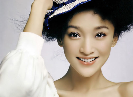 秀气小脸,流露出女人特有柔美。 秀气小脸,流露出女人特有柔美。
