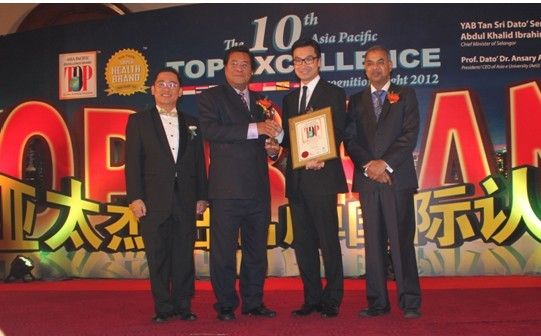 K11市务部助理总经理胡思朗先生参加了日前在马来西亚举行的2012年度亚太杰出品牌大奖颁奖典礼,嘉宾都对K11所取得的成绩表示了祝贺。 K11市务部助理总经理胡思朗先生参加了日前在马来西亚举行的2012年度亚太杰出品牌大奖颁奖典礼,嘉宾都对K11所取得的成绩表示了祝贺。