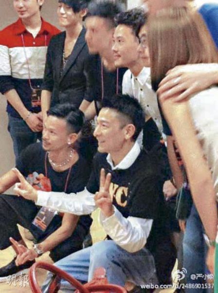 刘德华穿着歌迷会会服,跟一众工作人员合照。 刘德华穿着歌迷会会服,跟一众工作人员合照。一向作风低调的刘德华选择以一家三口的合手照跟歌迷分享,可见一个月大的小龙女手指细长。