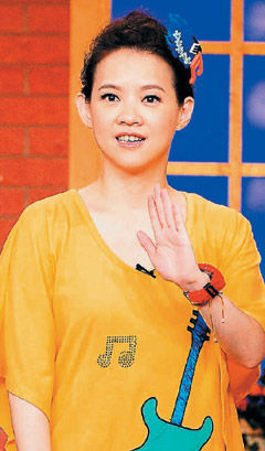 曾宝仪录影时谈母亲恋情态度谨慎小心,很怕伤了宝妈。 曾宝仪录影时谈母亲恋情态度谨慎小心,很怕伤了宝妈。宝妈(右)和汪建民年纪查一轮,“宝建恋”近日成话题。