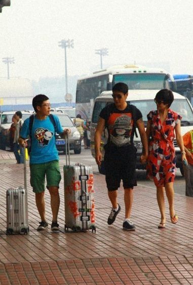 陆毅鲍蕾昨日抵沪提前庆结婚纪念日 陆毅鲍蕾昨日抵沪提前庆结婚纪念日