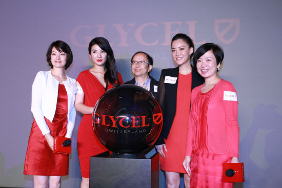 奥思集团高层和代言人黄奕、霍汶希一同为瑞士卡尔诗GLYCEL于七月全面登陆中国进行揭幕