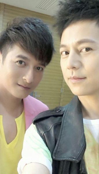 何炅晒与李维嘉旧合照被赞逆生长(图) 导语:17