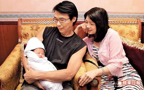 璩美凤(右起)跟余双仑去年带宝贝儿子亮相。 璩美凤(右起)跟余双仑去年带宝贝儿子亮相。