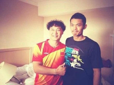 陈奕迅穿队服与林丹合影被错认林丹妈妈 陈奕迅穿队服与林丹合影被错认林丹妈妈