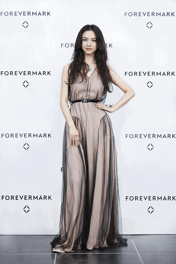 (图:国际巨星汤唯小姐佩戴“承诺之虹”钻石项链和戒指出席ForevermarkTM永恒印记“承诺系列”甄选钻饰展) 汤唯小姐佩戴“承诺之虹”钻石项链和戒指出席ForevermarkTM永恒印记“承诺系列”甄选钻饰展