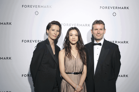 (图:ForevermarkTM永恒印记大中华区总裁刘行淑女士、国际巨星汤唯小姐、 ForevermarkTM永恒印记全球营销Dominic Brand先生(从左至右)合影) 永恒印记大中华区总裁刘行淑女士、汤唯、永恒印记全球营销Dominic Brand先生