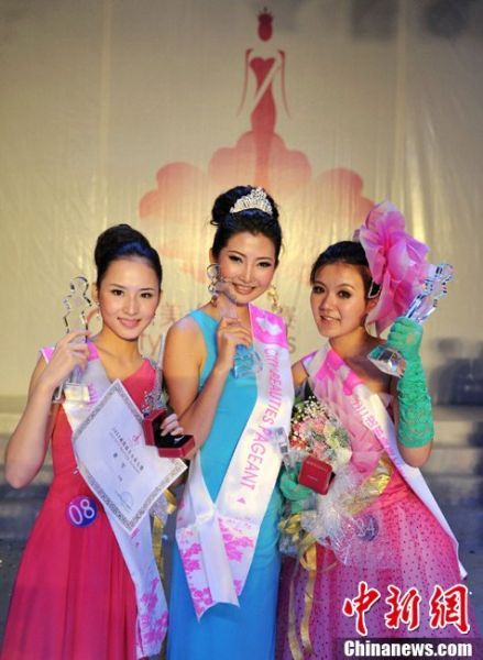 资料图:2011成都最美女孩大赛三甲出炉,罗雅欣获得冠军,汪晓笛和丁一苇分别获亚、季军。 资料图:2011成都最美女孩大赛三甲出炉,罗雅欣获得冠军,汪晓笛和丁一苇分别获亚、季军。