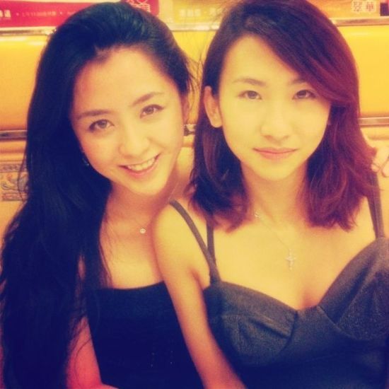 汤镇业女儿(左)与友人 汤镇业女儿(左)与友人汤镇业两儿子小时合影