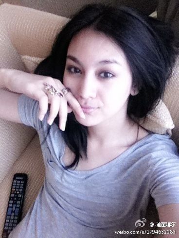 疑似李晨前任女友迪丽娜尔微博自拍照 疑似李晨前任女友迪丽娜尔微博自拍照