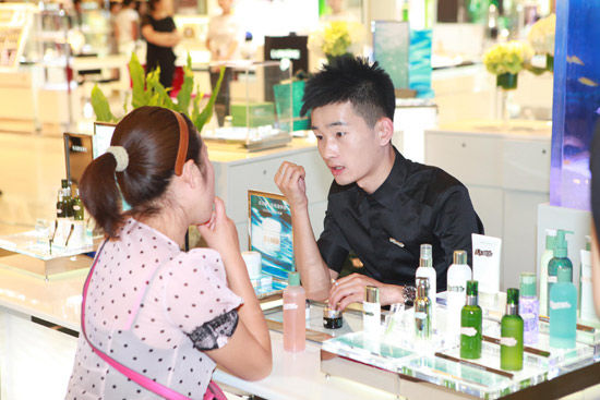 专业的美容顾问提供专属护肤咨询和定制护肤方案 专业的美容顾问提供专属护肤咨询和定制护肤方案