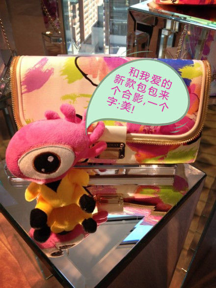 “小新”和新包包合影