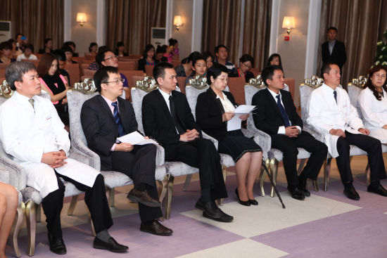 北京美莱总经理唐焕金先生、副总经理宋锋森先生、总经理助理郭少涵先生、美莱专家团队成员出席媒体见面会