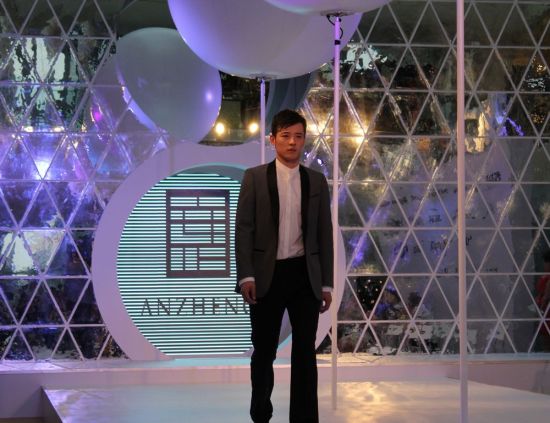 T台上,男模用内敛的方式展示了“商务男士的时尚密码” T台上,男模用内敛的方式展示了“商务男士的时尚密码”