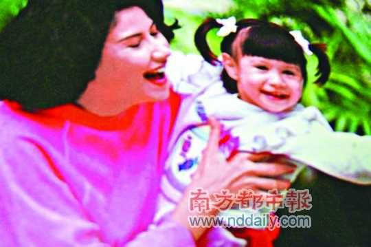 甄妮与爱女MelodyMelody长大后越来越像爸爸