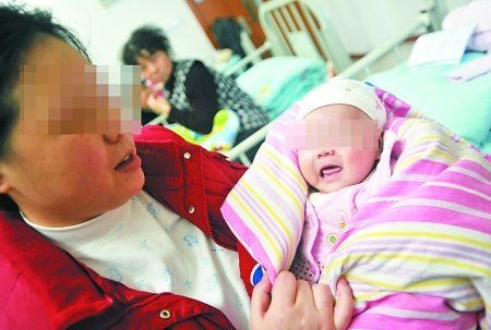 重医附属儿童医院,张芳(化名)在哄哭闹的孩子。 重医附属儿童医院,张芳(化名)在哄哭闹的孩子。