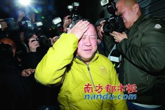 曾志伟办末日派对,散场后被大批记者恭候,混乱中,志伟被话筒击中头部。