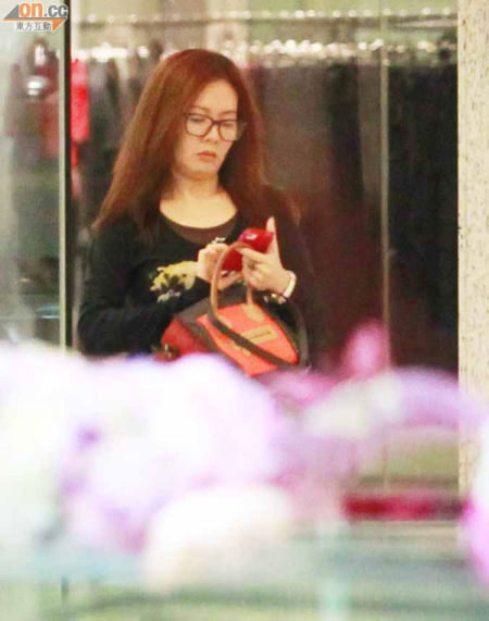 李丽珍素颜逛街