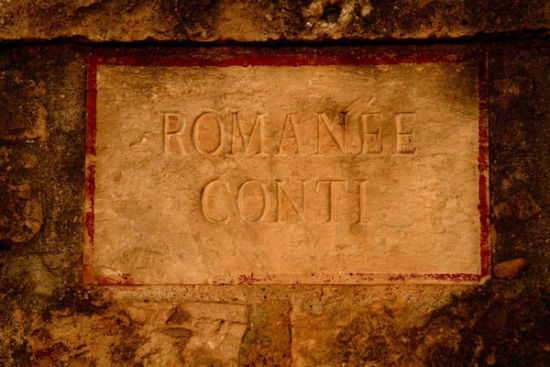罗曼尼康帝特级园(la Romanée Conti)标志性的石墙铭牌 罗曼尼康帝特级园(la Romanée Conti)标志性的石墙铭牌