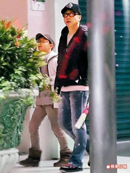 庾澄庆带儿子逛街