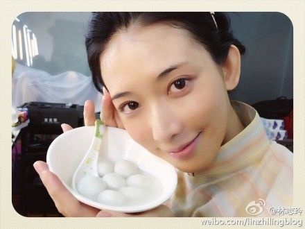 林志玲晒素颜美照 皮肤白皙似少女