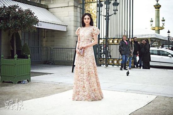 吴佩慈穿着2013年秋冬季时装有如花蝴蝶