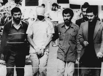 1979年11月9日,伊朗德黑兰,一名被伊朗学生扣押的人质被带到美国驻伊大使馆外展示。 1979年11月9日,伊朗德黑兰,一名被伊朗学生扣押的人质被带到美国驻伊大使馆外展示。