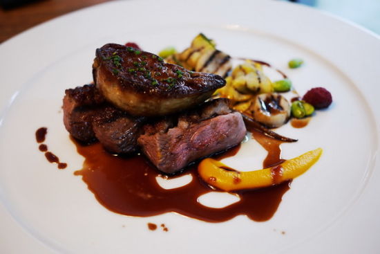 主菜白酒炖牛脸颊、姜味香料牛肉汁配杏鲍菇、节瓜、红萝卜和南瓜泥 主菜白酒炖牛脸颊、姜味香料牛肉汁配杏鲍菇、节瓜、红萝卜和南瓜泥